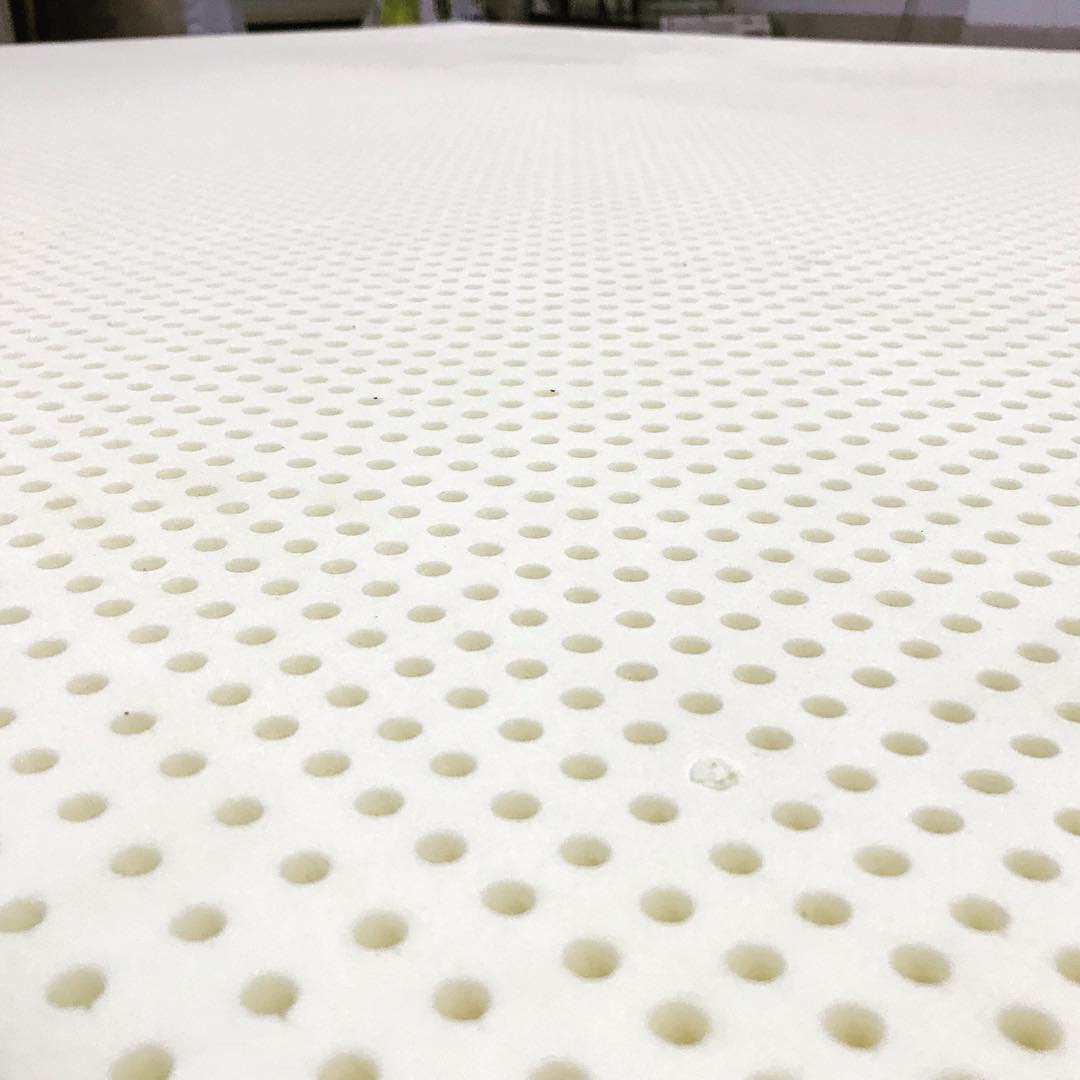 Modello Accursi: Materasso completamente naturale composta da: - Lattice Talalay H20 microforato 100% naturale, traspirante, antidecubito e antisoffoco. - Rivestito con tessuto sfoderabile, antiacaro e anallergioco, lavabile in lavatrice. *Prodotto indeformabile, certificato e garantito 8 anni.